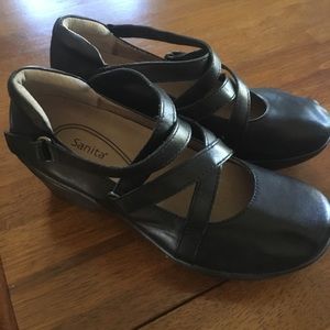 Women’s size 38 black sanita clogs...nwot